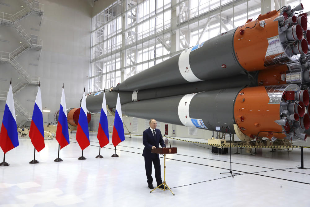 O presidente russo, Vladimir Putin, discursa em uma fábrica de montagem de foguetes durante sua visita ao cosmódromo de Vostochny, nos arredores da cidade de Tsiolkovsky, a cerca de 200 quilômetros da cidade de Blagoveshchensk, no extremo leste da região de Amur Tsiolkovsky, Rússia, terça-feira, abril 12 de abril de 2022. A Rússia marca na terça-feira o 61º aniversário da missão pioneira de Gagarin em 12 de abril de 1961, o primeiro voo humano em órbita que abriu a era espacial. (Evgeny Biyatov, Sputnik, Kremlin Pool Foto via AP)